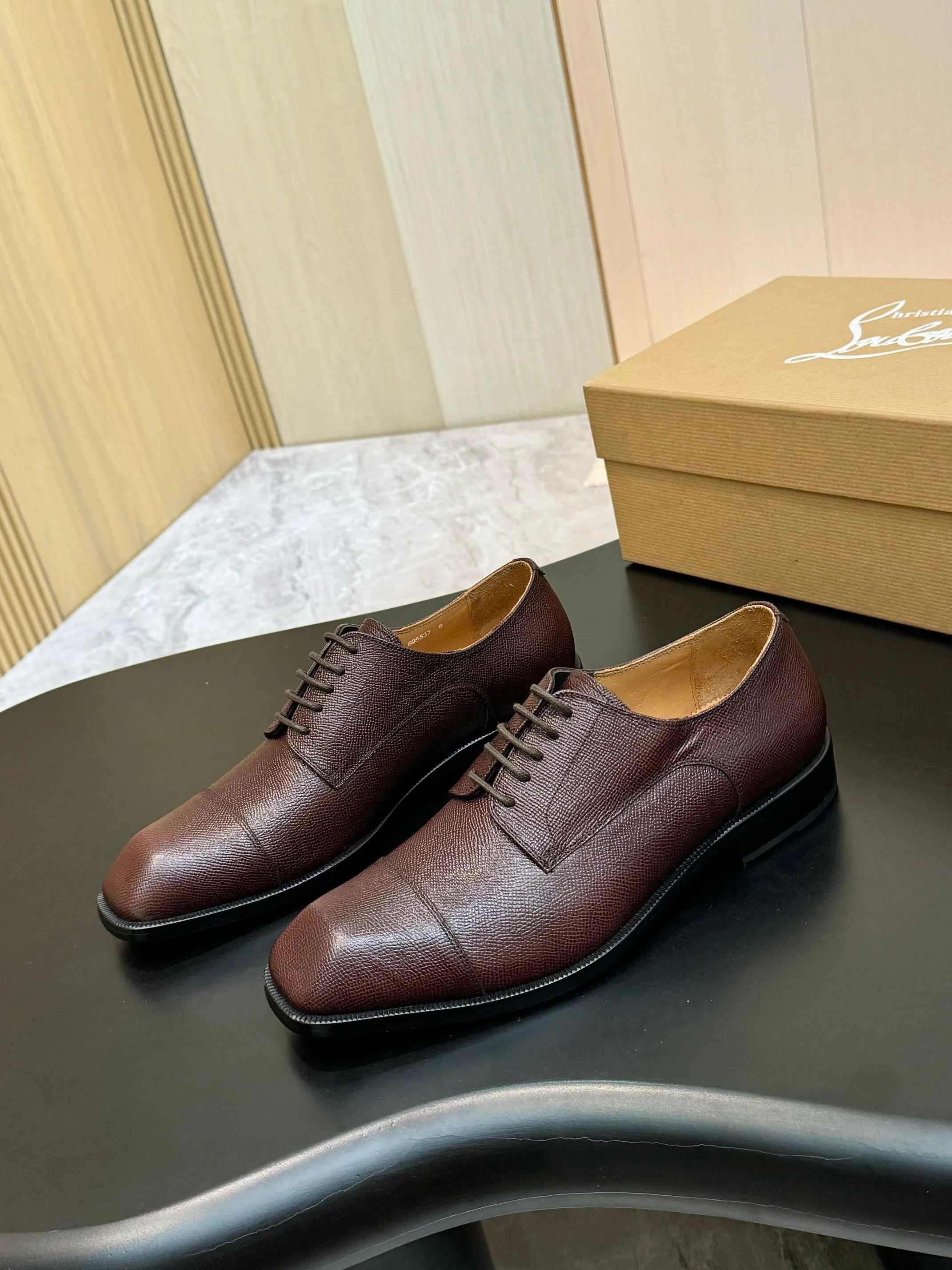[CL red sole shoes] Top P: 1020💰 Size 39-44 (⚠️38.45.46.47 custom-made, non-returnable and non-exchangeable) 🆑High-end men's business formal leather shoes, original authentic top quality goods ••✅💯 Top original order purchasing agent! Original imported patterned cowhide ➕Imported cowhide lining ➕Cowhide feet ➕Original leather outsole~🉑️Feel free to compare the authentic ones!